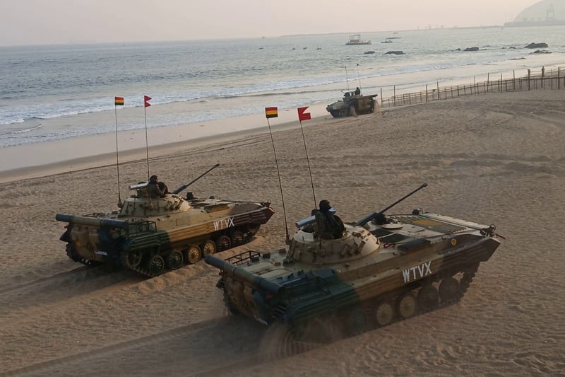 La Marina india exhibe sus capacidades en un desfile militar en la playa de Visakhapatnam.