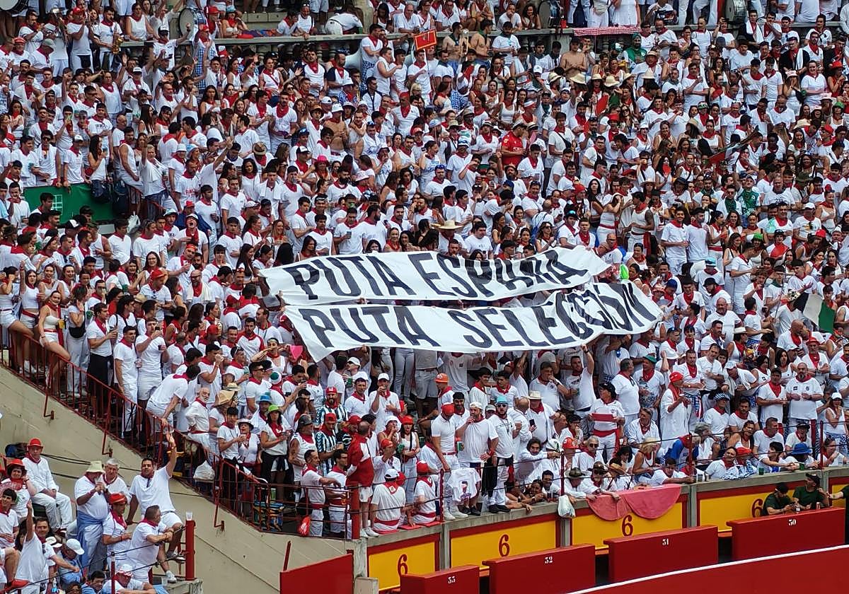 Tensión en la corrida de Sanfermines: pancartas contra España y la Selección silenciadas por los cánticos de toda la plaza