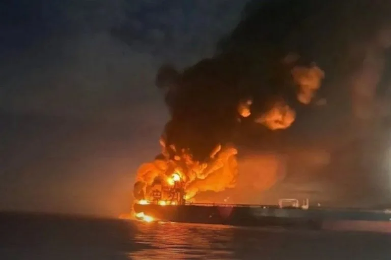 Incendio y explosiones hunden un petrolero ruso entre Libia y Malta