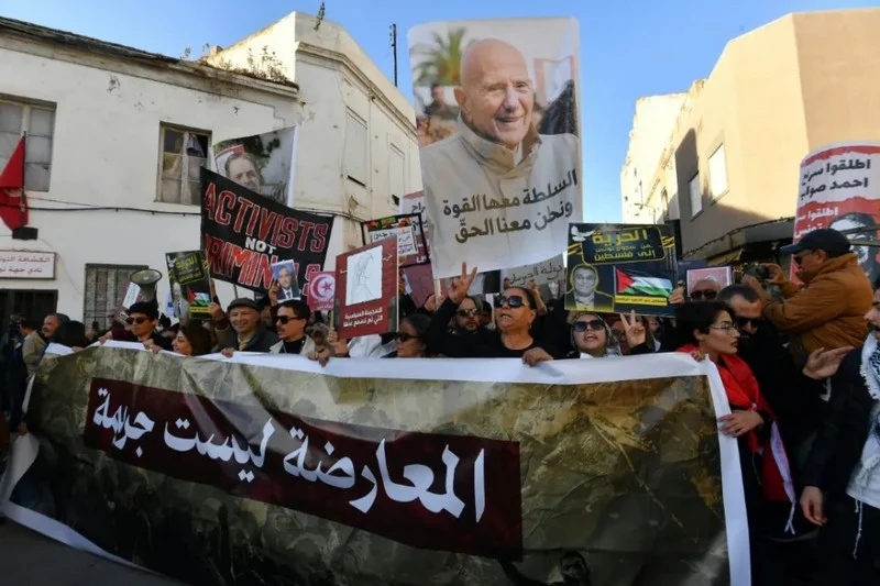 Cientos de tunecinos se manifiestan contra las autoridades bajo el lema “La oposición no es un delito"