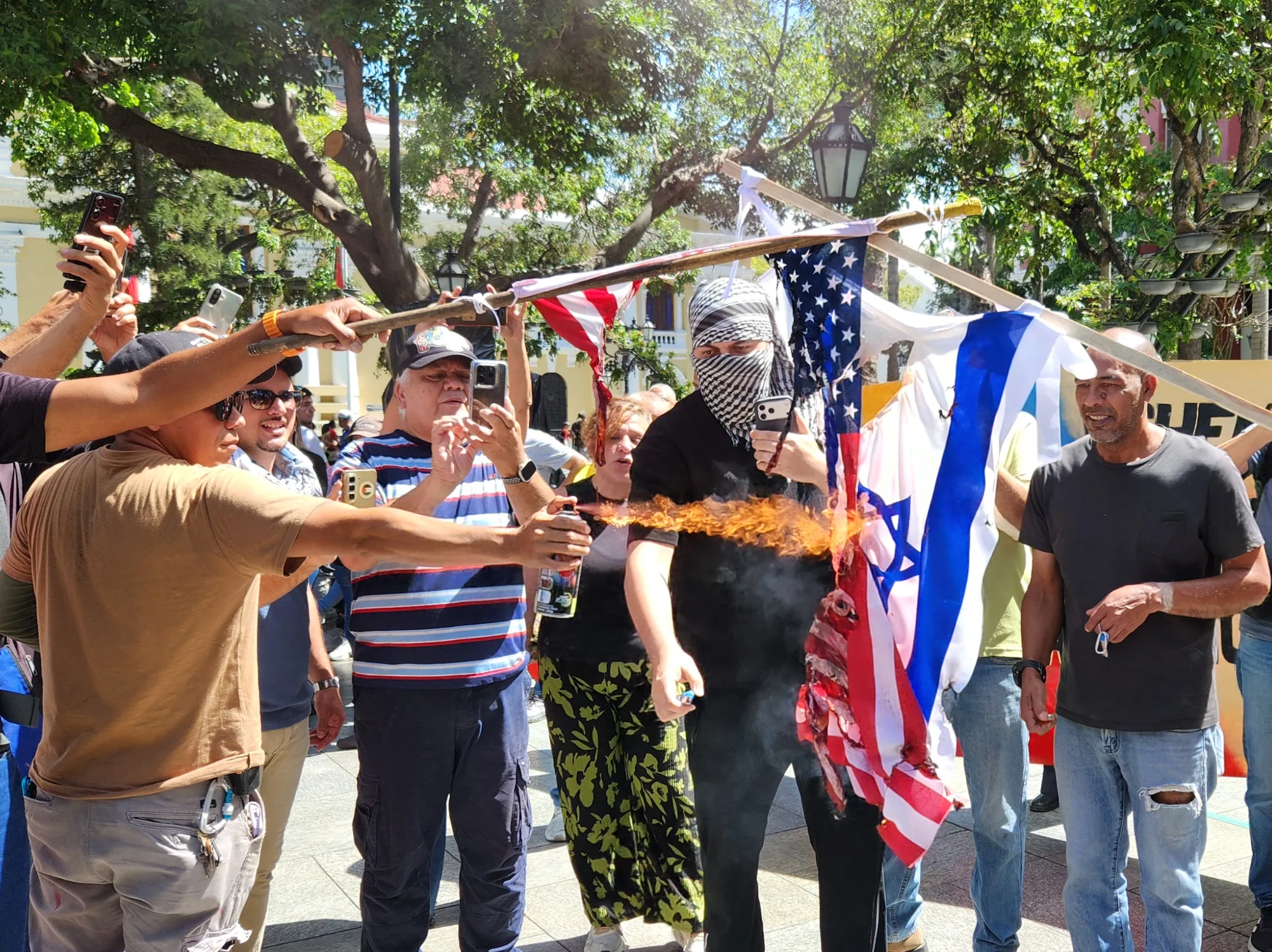 Queman banderas de EE.UU. e Israel en Caracas en rechazo a su presencia tras los terremotos